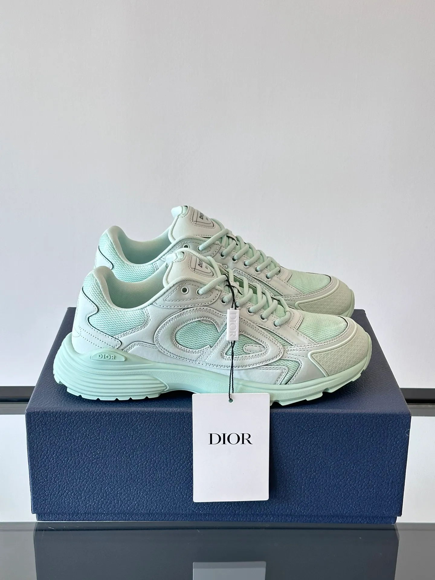 p400《Dio*》Dior B30 series sports shoes, multi-color mesh fabric and multi-color technical fabrics, this season's new B30 low-top sports shoes are one of the flagship styles of the series. Crafted from multicolor mesh and technical fabrics, it's finished with a reflective "CD30" graphic and silver-toned "DIOR B30" and "CD30" logos on the heel and tongue. An extra-light, sculpted rubber sole with signature accents adds style, while internal stretch details create ideal comfort. It can be matched with various casual styles to show a fashionable and modern sports style. Size: 38-44 (45-46 customized)